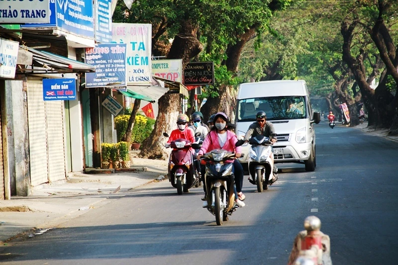 Trời se lạnh, người người súng sính áo khăn ra đường ngày mùng 1 Tết ảnh 16 Trời se lạnh, người người súng sính áo khăn ra đường ngày mùng 1 Tết ảnh 16